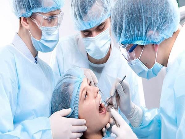 عصب کشی ریشه دندان شیری از لثه